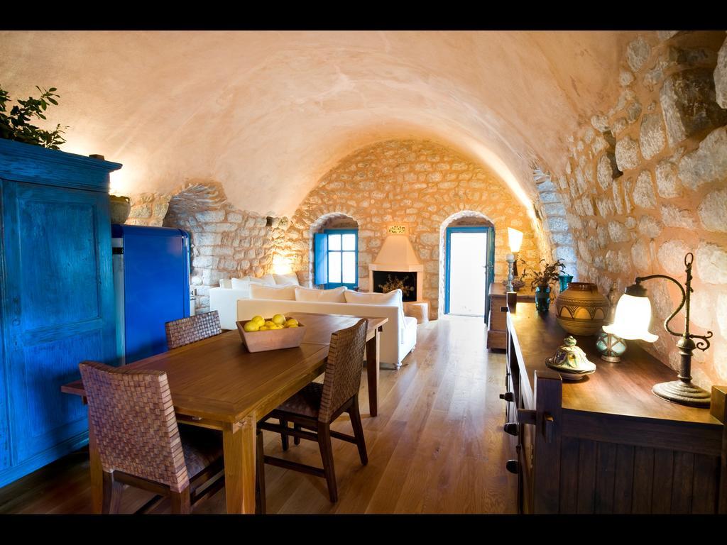 Arapakis Historic Castle Aparthotel Pyrgos Dirou Bilik gambar