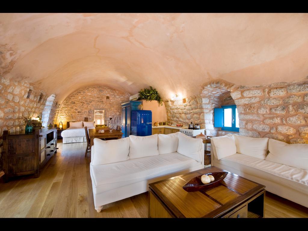 Arapakis Historic Castle Aparthotel Pyrgos Dirou Bilik gambar