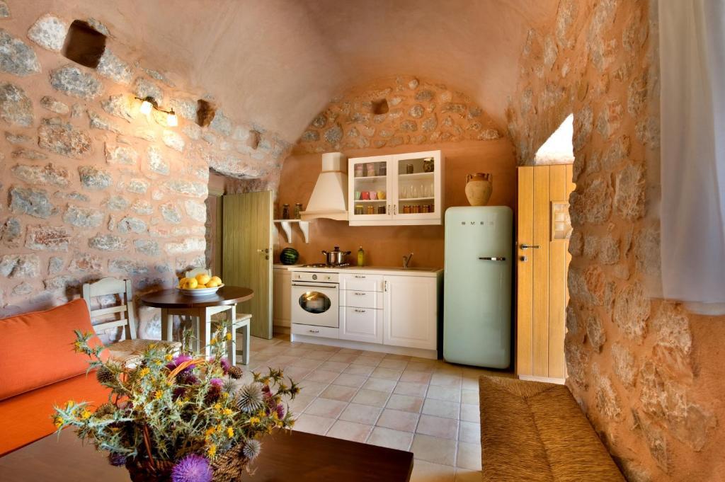 Arapakis Historic Castle Aparthotel Pyrgos Dirou Bilik gambar